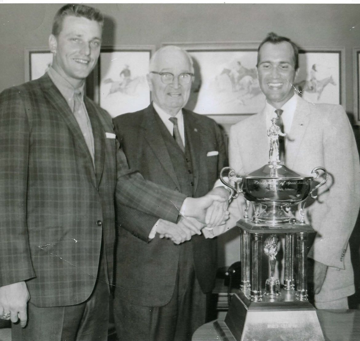Eski Başkan Harry Truman ve beyzbol efsanesi Roger Maris, 1963 Tatlı Su Balıkçılığı Dünya Şampiyonasını kazandıktan sonra Kane White'ı (sağda) tebrik etti.