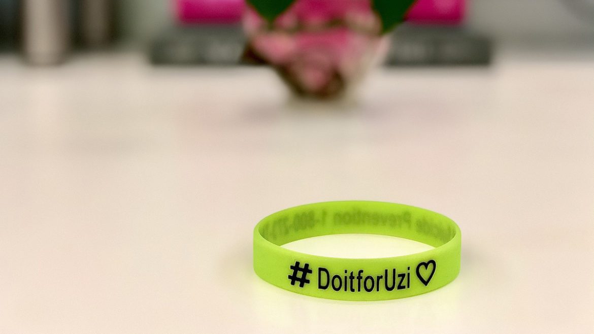 Pulseras que dice "do it for Uzi"