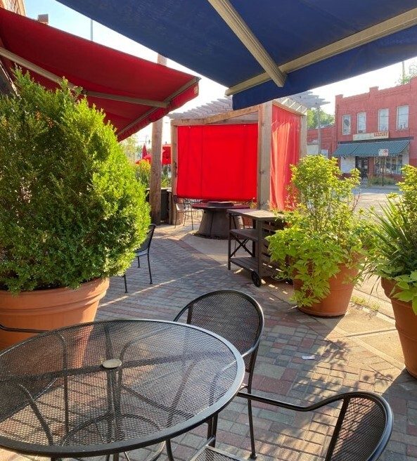 La Bodega streetside seating.